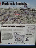 Het herinneringsbord op de dijk bij Brakel