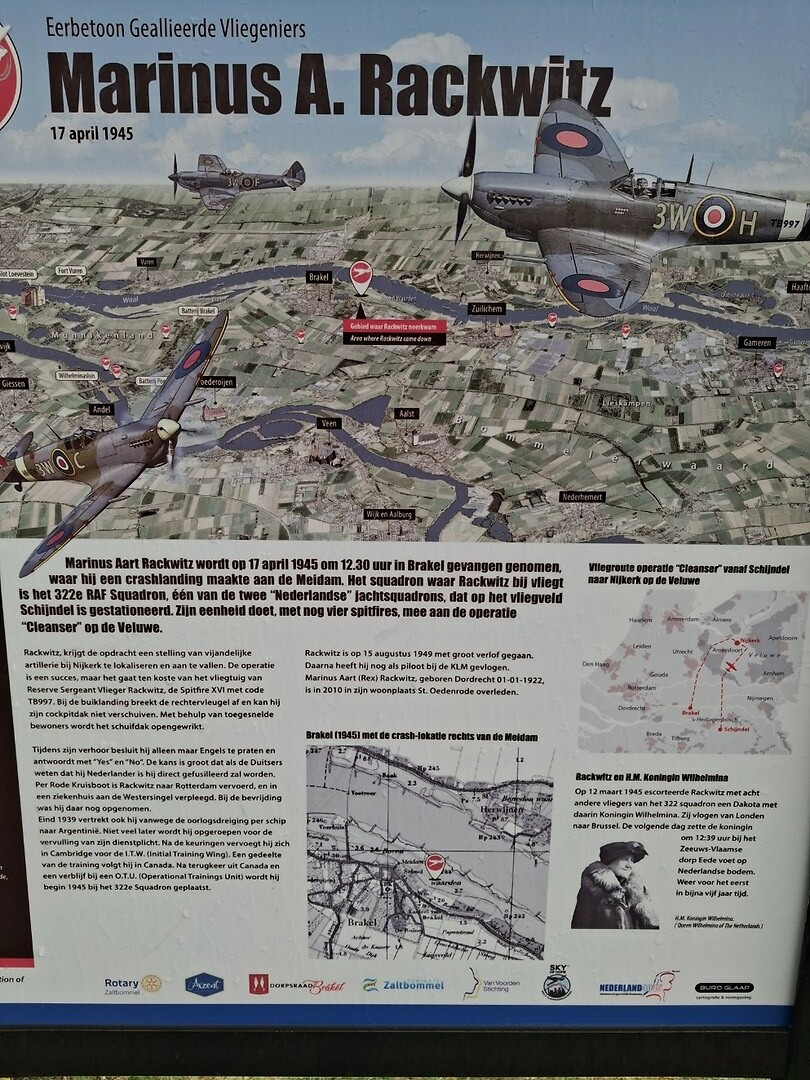 Het herinneringsbord op de dijk bij Brakel