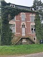 Mooi, maar verwaarloosd huis langs de Maas