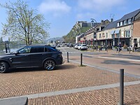Koffistop in Givet met op de achtergrond de citadel.