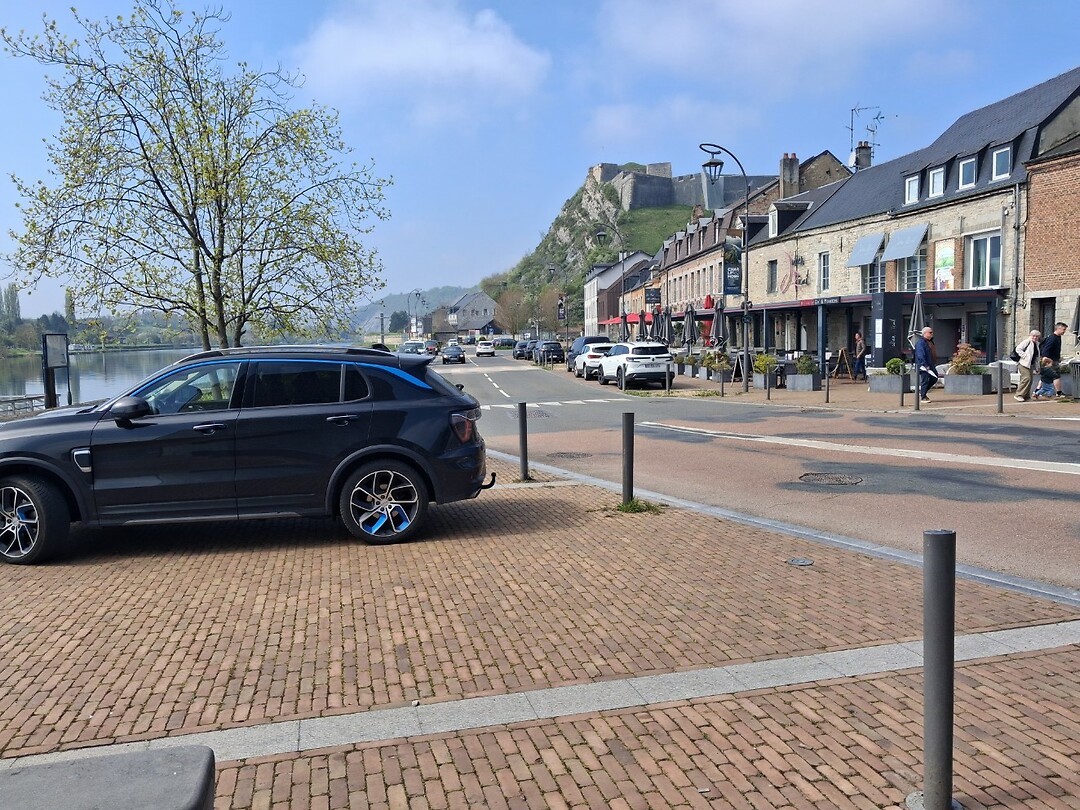 Koffistop in Givet met op de achtergrond de citadel.