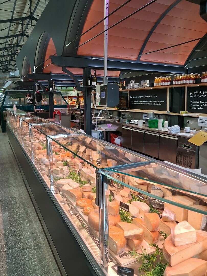 Een kaas vitrine in de markthallen