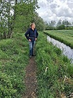 Frans op de kade met het smalle pad.