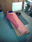 Tom slaapt in de garage