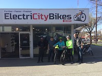 Op de foto met de jongens van ElectriCityBikes