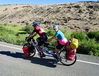 Tracy en Pam op de tandem