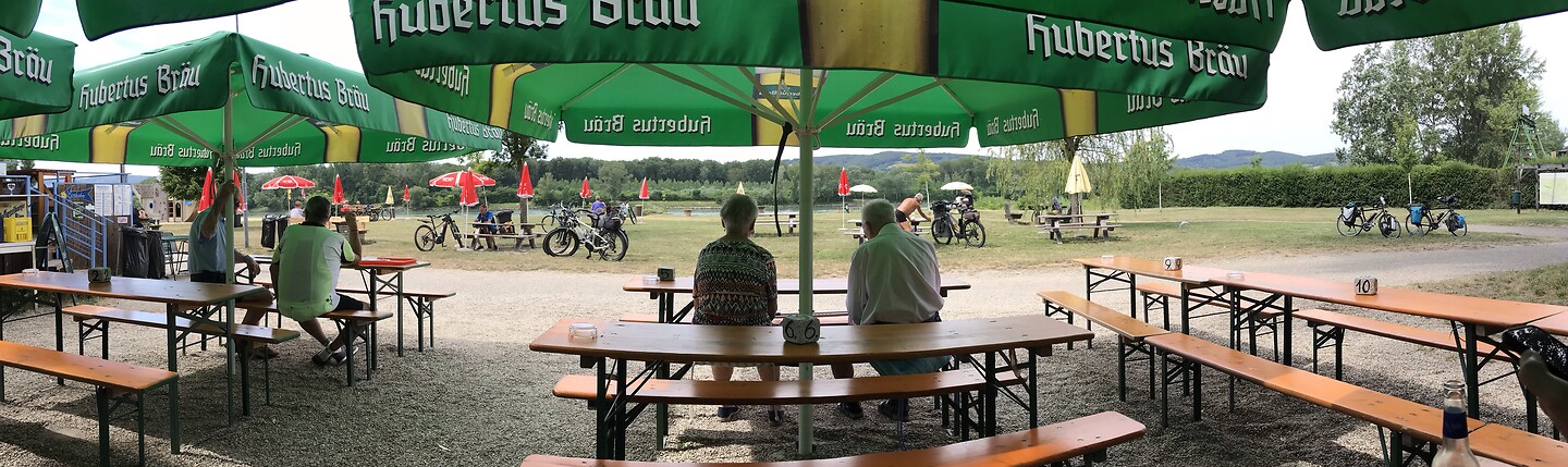 Een van de vele tentjes aan de Donau