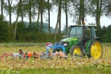 Werken op een pompoenenveld