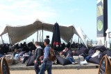 Er wordt wat af-ge-lounged op zo'n strand