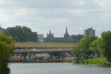 View over de Dieze in Den Bosch met de nieuwe spoorbrug en de St. Jan