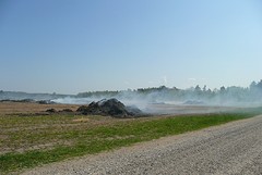 verbranden van strooi dat over aardappelvelden heeft gelegen, pal naast de camping