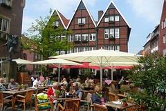 op een sfeervol terras lekker in 't zonnetje