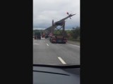 passeren van een grote oplegger met wiek windturbine. Ierse muziek is toeval, top 1000