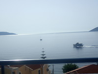 Rondvaartboot onder ons balkon