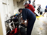 Stoer, slot doorzagen naast politiewagen!
