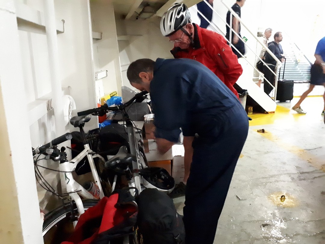 Stoer, slot doorzagen naast politiewagen!
