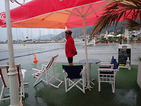Wachten op de ferry onder een parasol