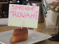 Stop met baklava en rovani een zoete specialiteit