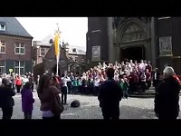 Jongenskoor op de trap van de kerk in Kevelaer.