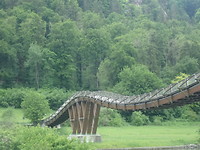 Brug over de weg en rivier