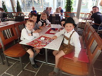 Kinderen in kledingdracht