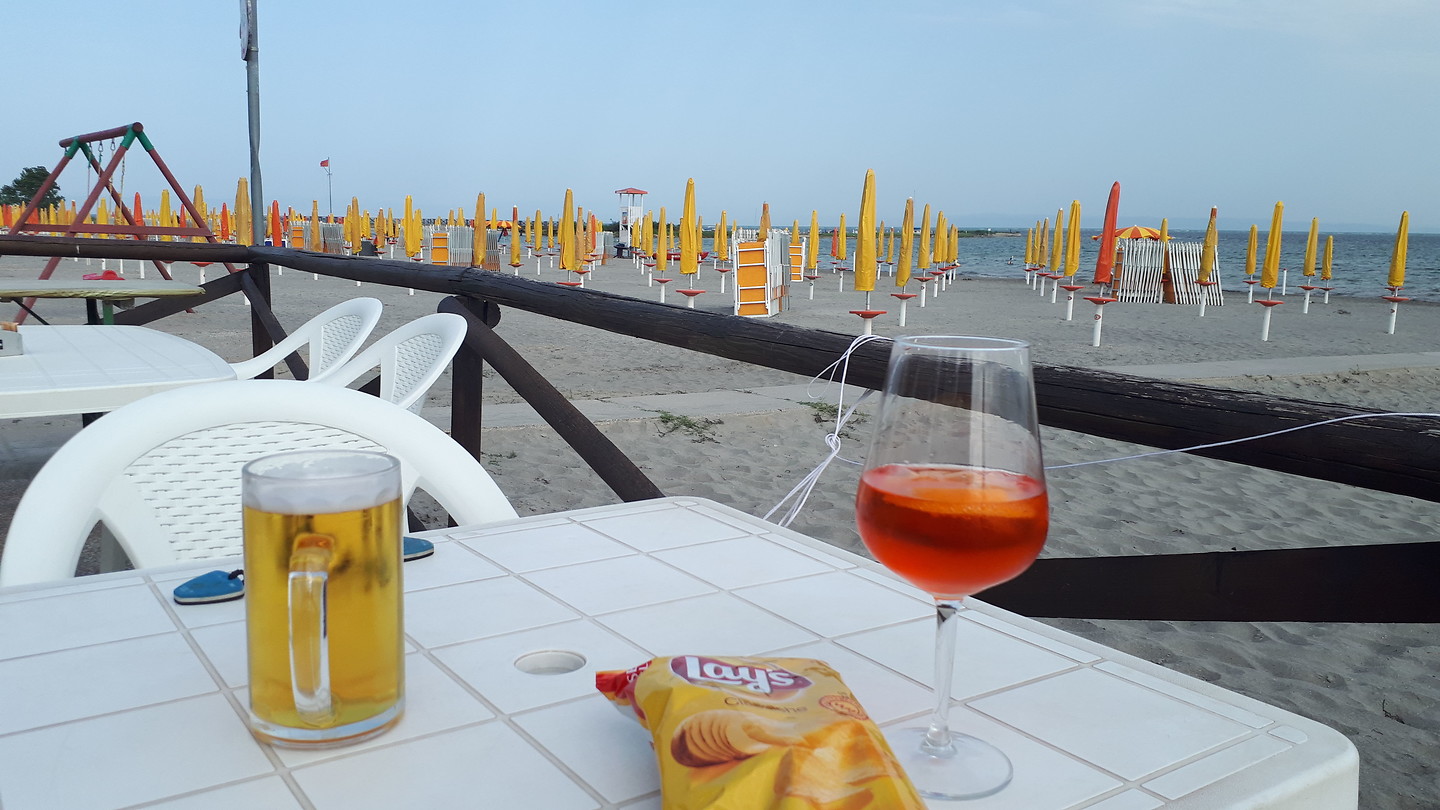 Laatste glaasje aan een leeg strand