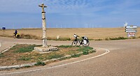 Kruisbeeld wijst fietspelgrims de weg naar Castrojeriz