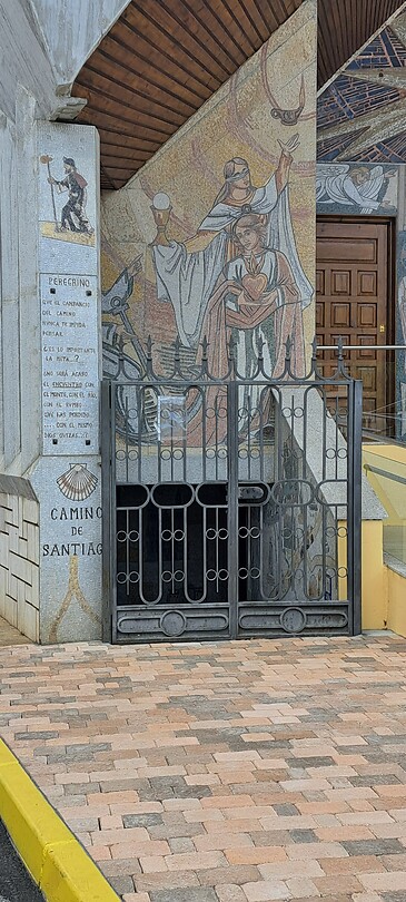Camino aanwijzing op kerk