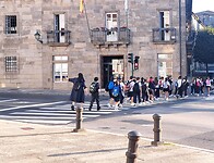 Traditionele geklede non begeleidt schoolklas