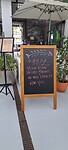Bord voor het restaurant in de markthal