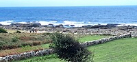 Wandelaars langs de oceaan