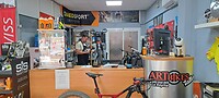 Kleine reparatie aan Monique's fiets