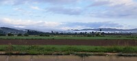 Laag hangende bewolking tussen de bergen