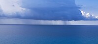 Buien boven zee