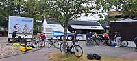 De fietsen worden opgetuigd