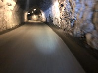 Tunnel donker, slecht verlicht, koud