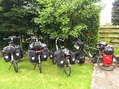 Na een heerlijk ontbijt staan de fietsen klaar voor het echte vertrek.