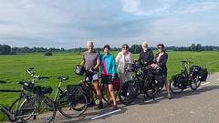Michel en Gitta fietsen een stuk met ons mee.