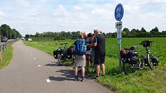 Waar is het Pieterpad vragen deze dames, de heren zijn zeer behulpzaam.
