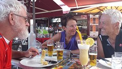 Ergens onderweg...Biertje en een vruchtencocktail, verdiend!