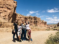 Family of 5 in Charyn Canyon, Kazachstan