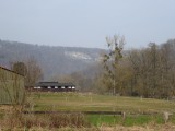 Op achtergrond rotsen onder Sentier des Cretes.