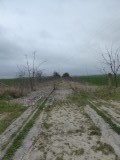Kilometers lang langs een vervallen spoorlijn.