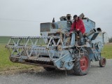 Effe aan het werk op antieke combine.