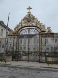 Gouden poort vlak bij kathedraal.
