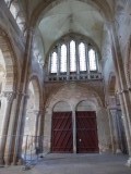 Hoofdingang basiliek.