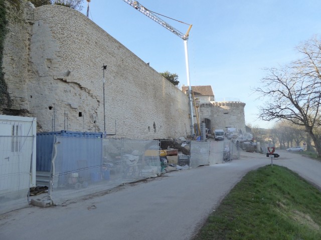 Veel bouwactiviteit Vezelay - hier renovatie toegangspoort.