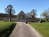 Domecy-sur-Cure eerste rust bij tapkraan begraafplaats.