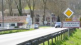 La Grenouille met hotel op achtergrond.
