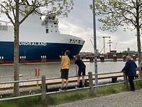 Genieten van de grote schepen bij de sluis van Brunsbüttel